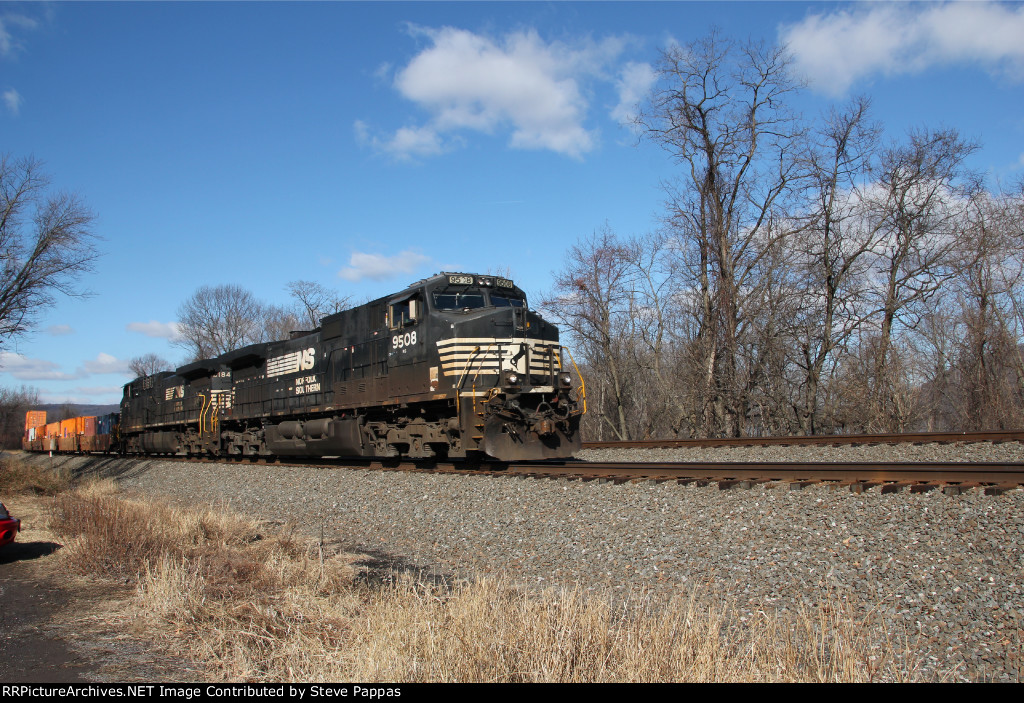 NS 9508 takes a train East